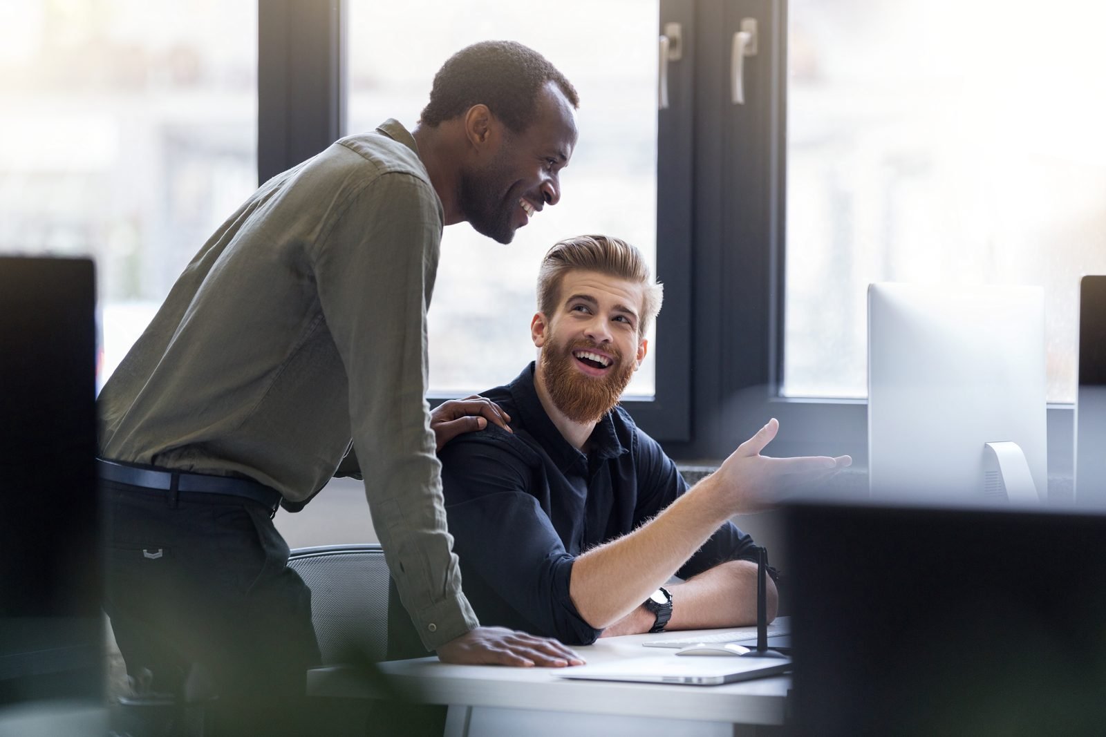 Dois empreendedores comemorando um novo negócio